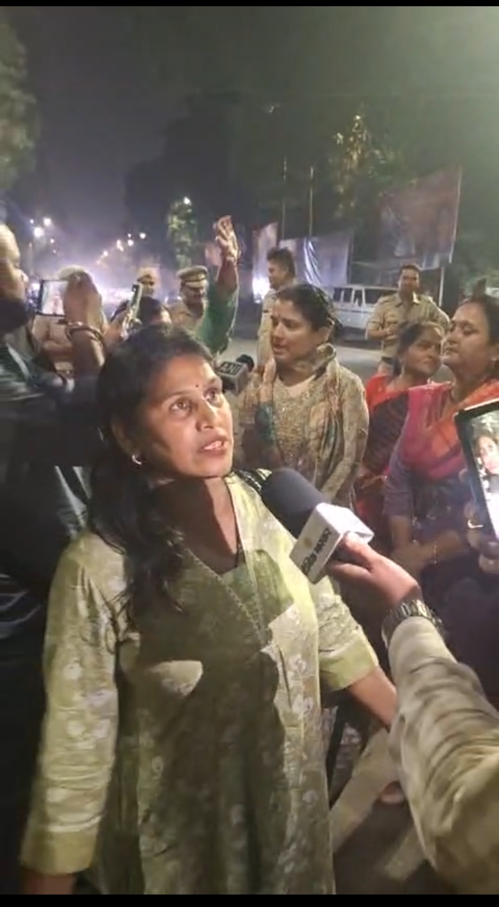 महिला आयोग की सदस्या ऋतु शाही की अध्यक्षता में सपा कार्यालय पर महिला आयोग की सदस्यों का प्रदर्शन