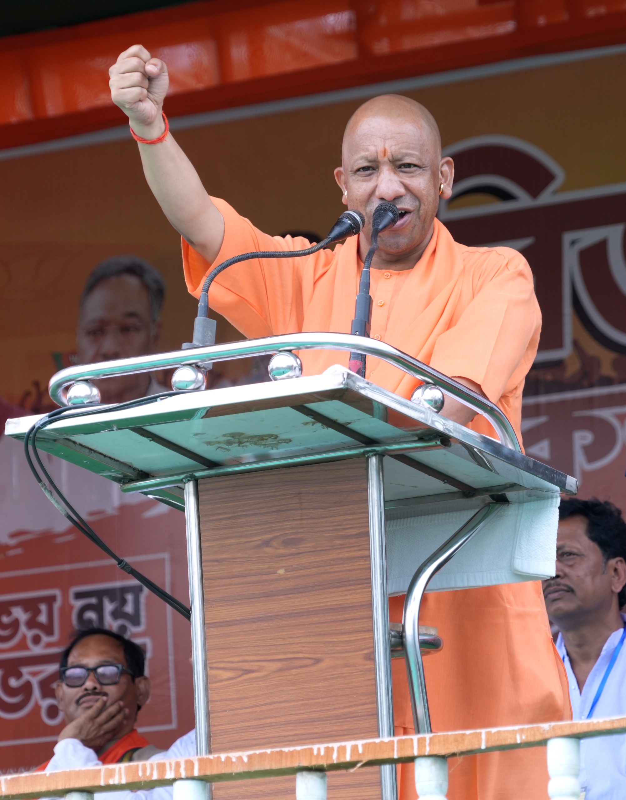 बंगाल की धरती पर गरजे सीएम योगी बांग्लादेशी घुसपैठियों के पैरोकारों ने पास नहीं होने दिया नारी शक्ति वंदन संशोधन विधेयक