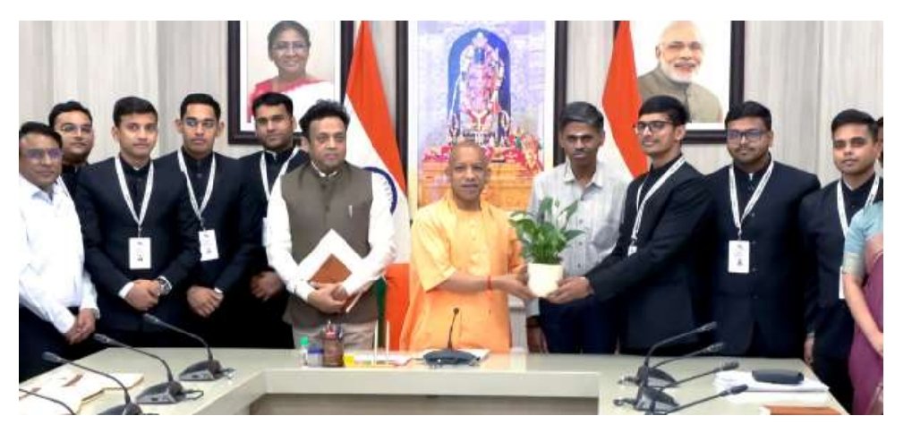 मुख्यमंत्री योगी आदित्यनाथ से रविवार को वरिष्ठ प्रशासनिक अधिकारियों ने शिष्टाचार मुलाकात की