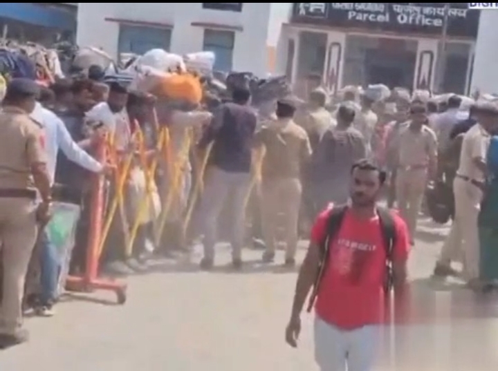 सूरत के उधना रेलवे स्टेशन पर घर लौटने वाले प्रवासी मजदूरों की भारी भीड़ उमड़ पड़ी जिससे भगदड़ जैसे हालात बन गए और पुलिस को लाठीचार्ज करना पड़ा