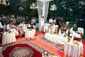 BJP राज्यसभा सांसद संजय सेठ के डिनर की तस्वीरों से यूपी की नई सियासी बिसात के संकेत