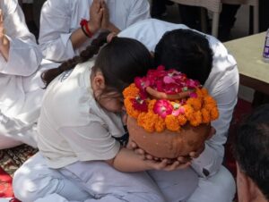 हरिद्वार में प्रतीक यादव की अस्थियों के विसर्जन से पहले बेहद भावुक दृश्य देखने को मिला