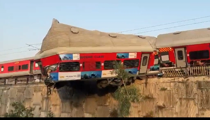 उत्तराखंड के ऋषिकेश में योग नगरी रेलवे स्टेशन के पास खांड गांव क्षेत्र में उज्जैनी एक्सप्रेस शंटिंग के दौरान अचानक बेकाबू हो गई
