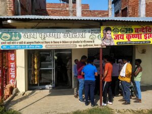 जनपद उन्नाव में लूट की घटनाओं के संबंध में अपर पुलिस महानिदेशक लखनऊ जोन एवं पुलिस महानिरीक्षक लखनऊ परिक्षेत्र द्वारा घटनास्थल का निरीक्षण कर संबंधित अधिकारियों से जानकारी प्राप्त की गई