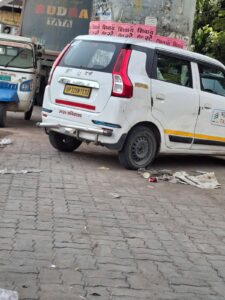 सड़कों पर सचिवालय और शासन के नाम पर रौब टैक्सी गाड़ियां बनीं वीआईपी ट्रैफिक पुलिस ने मूंदी आंखें