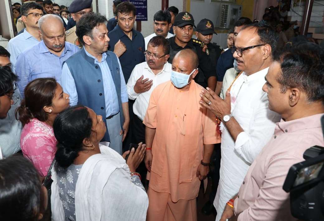 मृतकों के परिजनों को ढांढस बंधाया सीएम ने अग्निकांड में मृतकों के परिजनों को 5 लाख रुपए की आर्थिक सहायता की घोषणा
