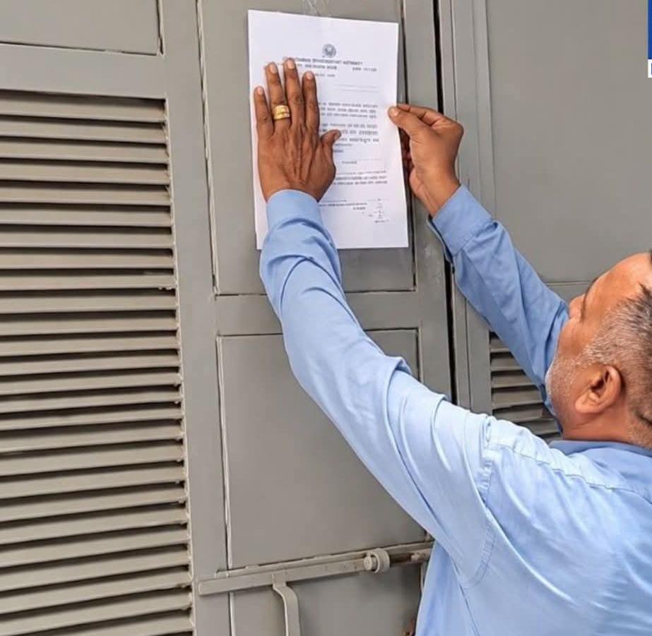UP  गाजियाबाद के खोड़ा में सूर्या चौहान हत्या मामले में प्रशासन ने आरोपी असद के घर पर नोटिस चस्पा कर दिया है