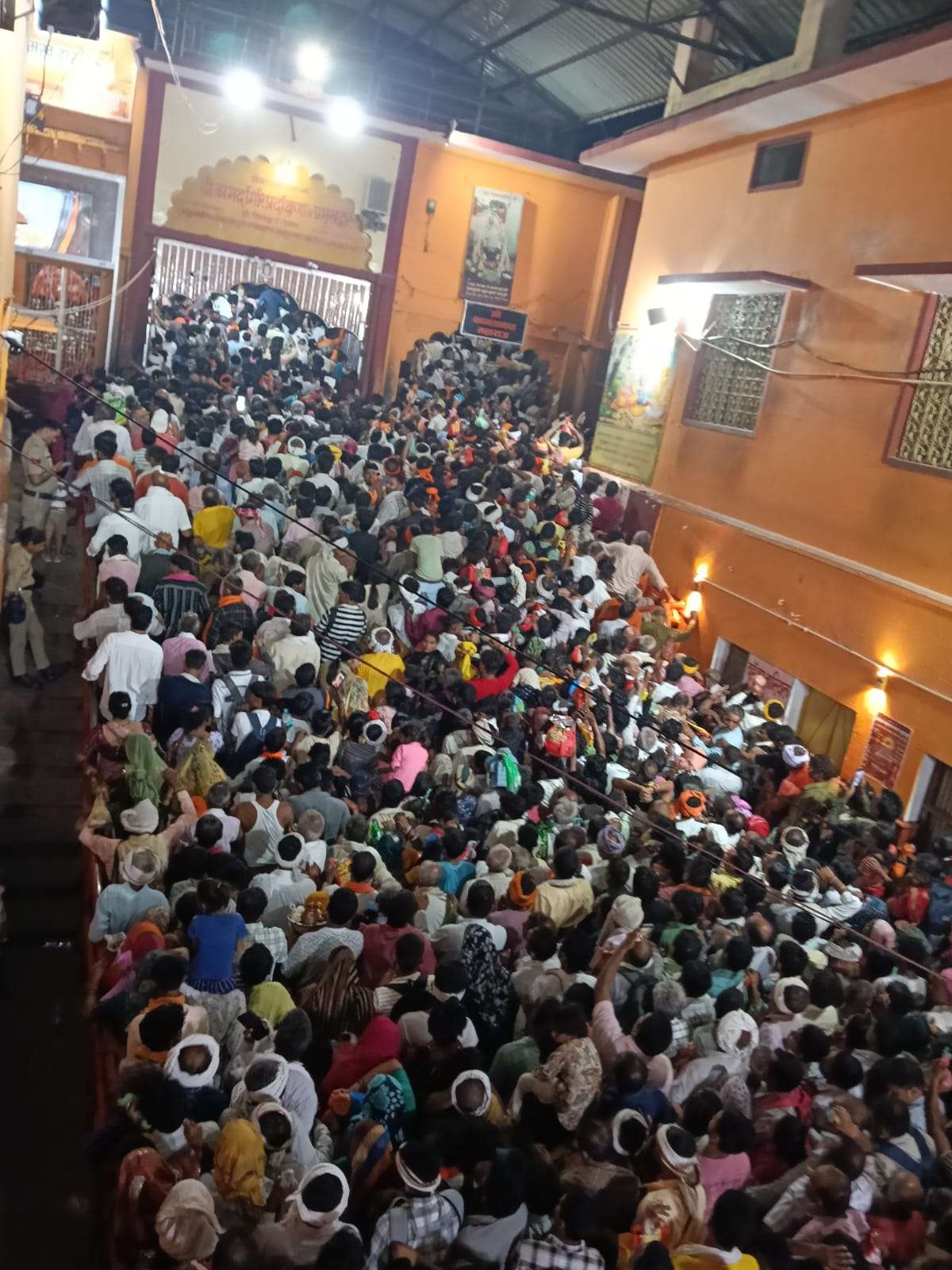 सोमवती अमावस्या पर चित्रकूट में उमड़ा आस्था का सैलाब लाखों श्रद्धालुओं ने लगाई मंदाकिनी में डुबकी