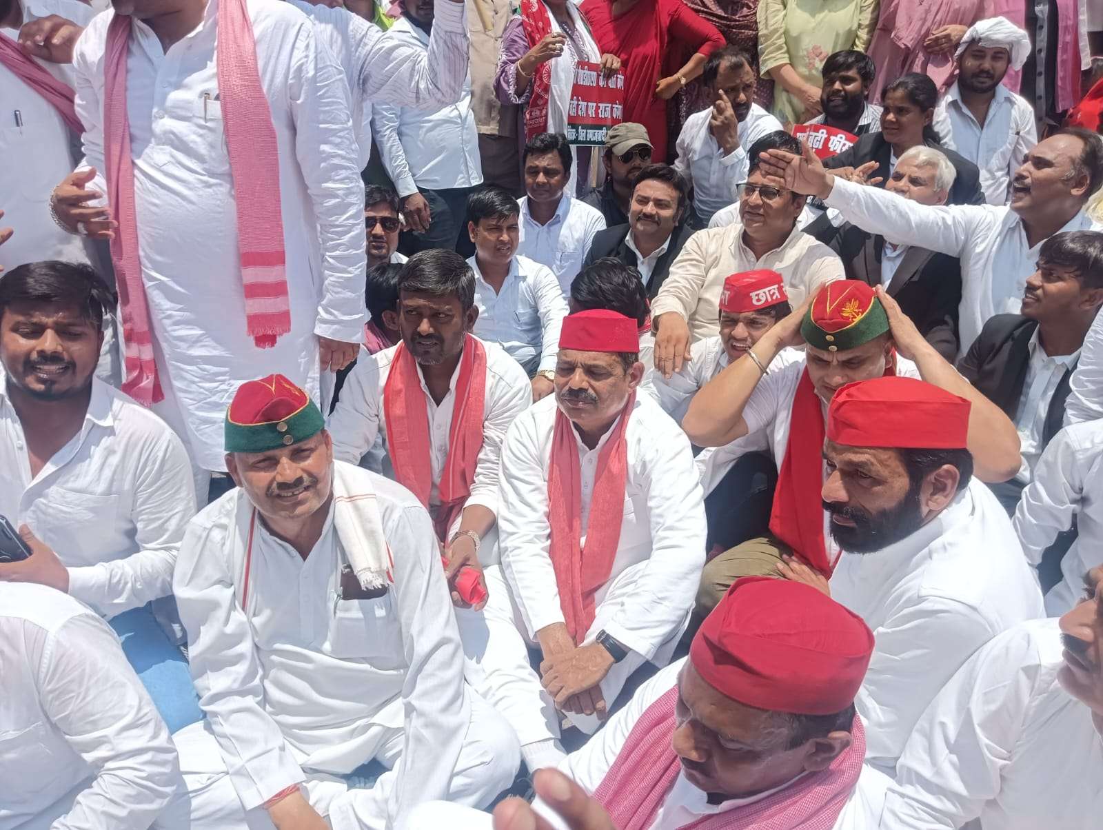 लखनऊ में समाजवादी पार्टी का जोरदार प्रदर्शन जिला कलेक्टर को सौंपा ज्ञापन