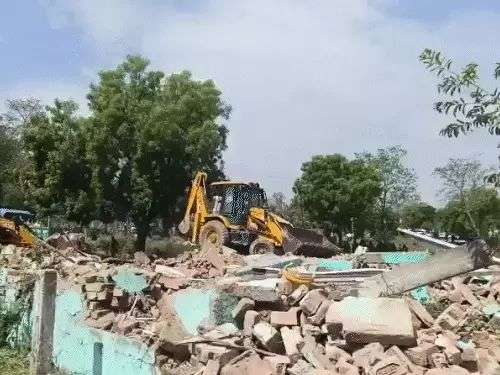 आगरा में बुधवार को प्रशासन ने तालाब की जमीन पर बने मंदिर मस्जिद और मजार को बुलडोजर चलाकर हटा दिया