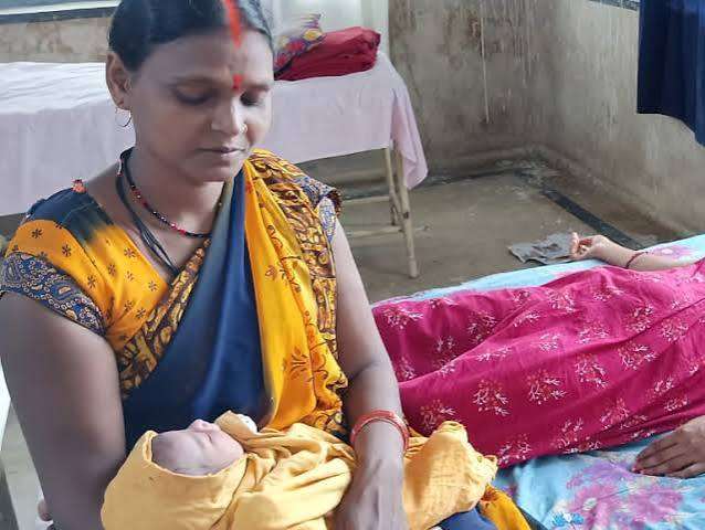 सड़क किनारे महिला ने जना बच्चा