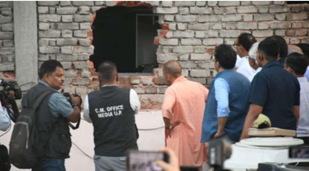 सीएम योगी आदित्यनाथ मौके पर पहुंचे है 24 घंटे में बड़ी कार्रवाई देखने को मिल सकती है