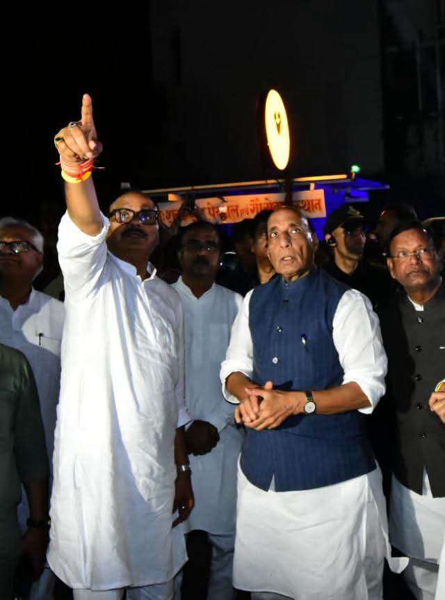 अलीगंज अग्निकांड मामला लखनऊ पहुंचे केंद्रीय रक्षामंत्री राजनाथ सिंह एयरपोर्ट से सीधे घटनास्थल के लिए रवाना