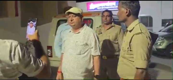 लखनऊ कोचिंग सेंटर में लगी आग के मामले में पुलिस ने तीन आरोपियों को चिकित्सा जांच के बाद अलीगंज पुलिस स्टेशन लाया है