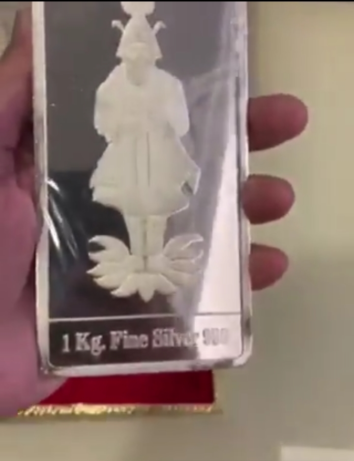 सिंधी समाज की ओर से जारी वीडियो के माध्यम से दान की गई चांदी की ईंटों का उल्लेख करते हुए उनकी स्थिति स्पष्ट करने की मांग की