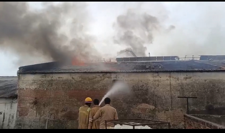 चिनहट स्थित कोल्ड स्टोरेज में लगी आग दमकल की 6 गाड़ियां आग बुझाने में जुटीं