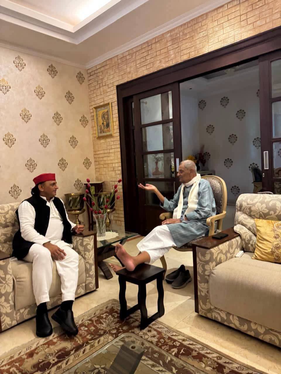पूर्व सपा नेता वर्तमान कांग्रेसी रेवती रमण सिंह ने अखिलेश सिंह यादव को को रत्ती भर नही दी तवज्जो