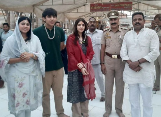 सपा मुखिया के परिवार के सदस्यों ने विश्वनाथन मंदिर में दर्शन पूजन किया