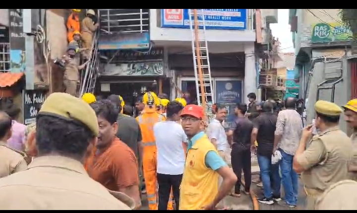 विकास नगर में शूज की दुकान में आग लगने पर पाया गया काबू
