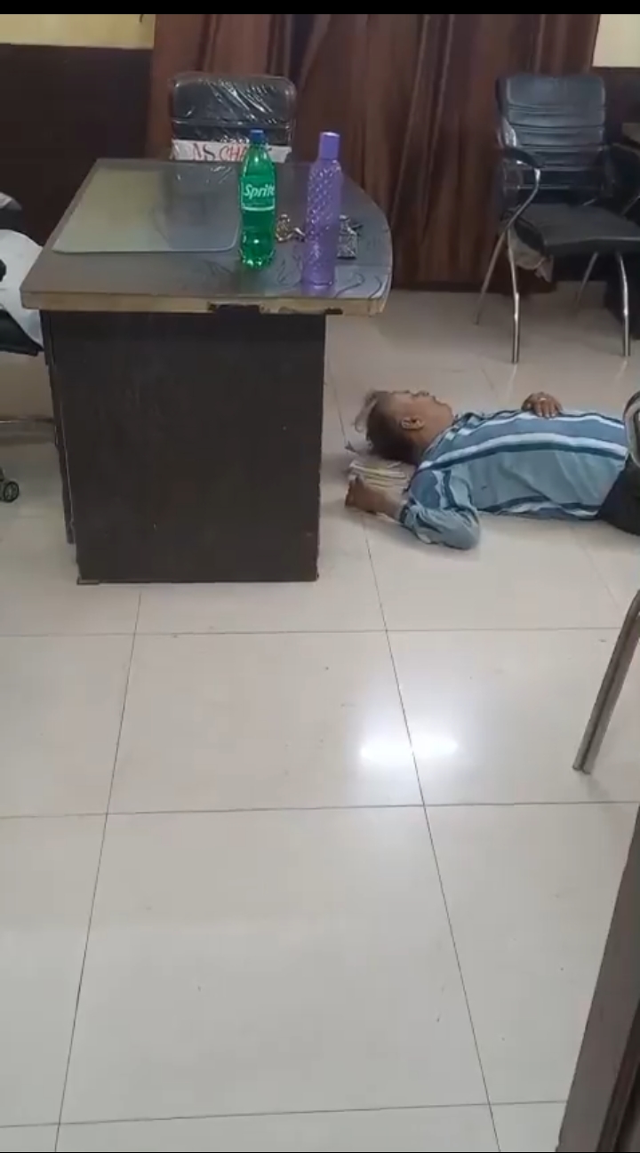 कानपुर में खंड शिक्षा अधिकारी कार्यालय में सरकारी बाबू गहरी नींद में सोते नजर आ रहे हैं
