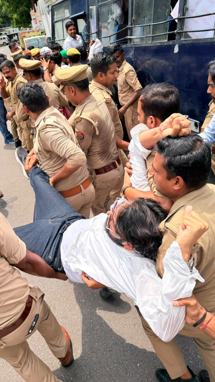 बेसिक शिक्षा मंत्री के आवास पर याची अभ्यर्थियों का प्रदर्शन 9 1 4