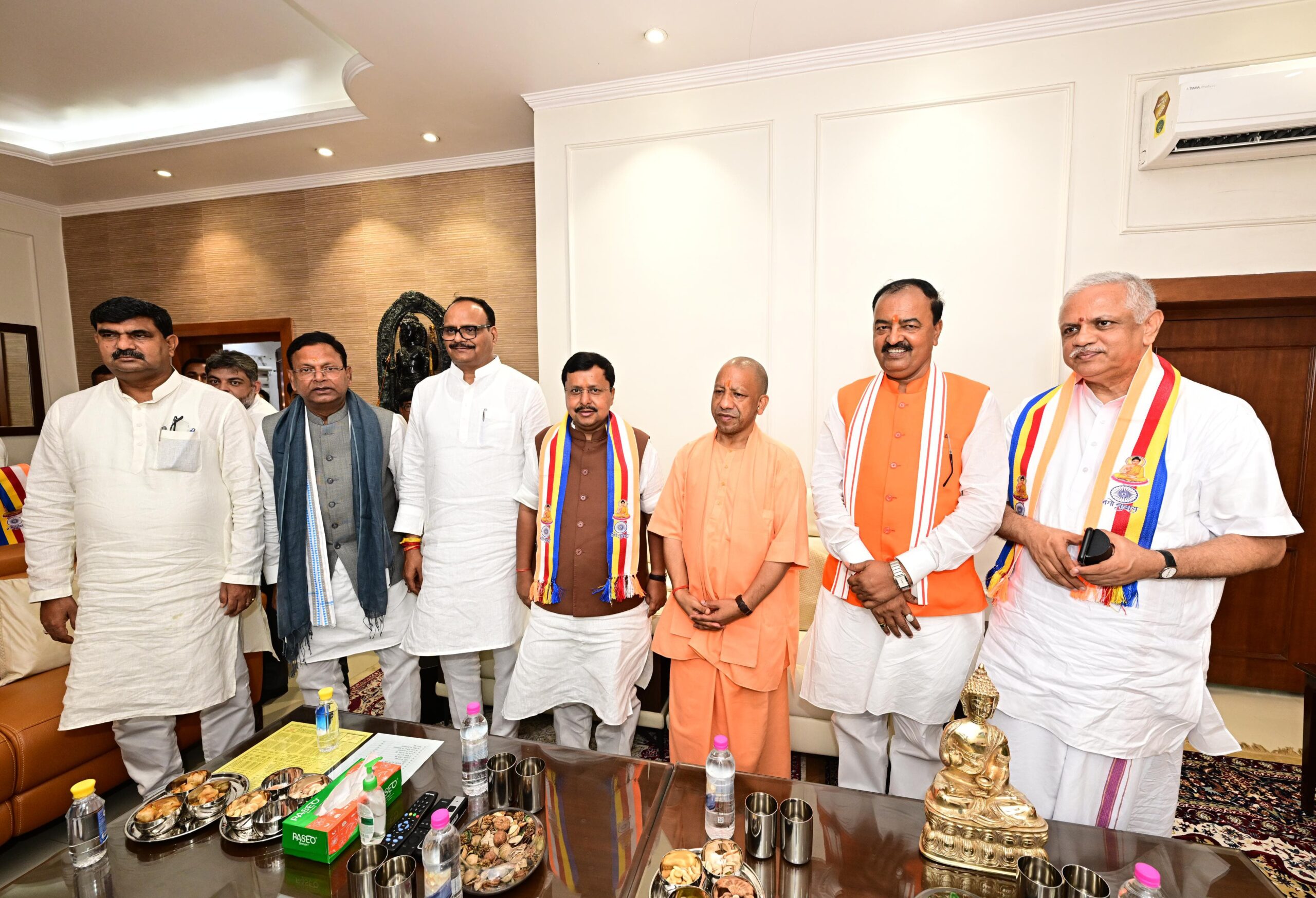 उ प्र के उपमुख्यमंत्री केशव प्रसाद मौर्य के आवास पर आज भारतीय जनता पार्टी के शीर्ष नेतृत्व का गरिमामयी आगमन हुआ