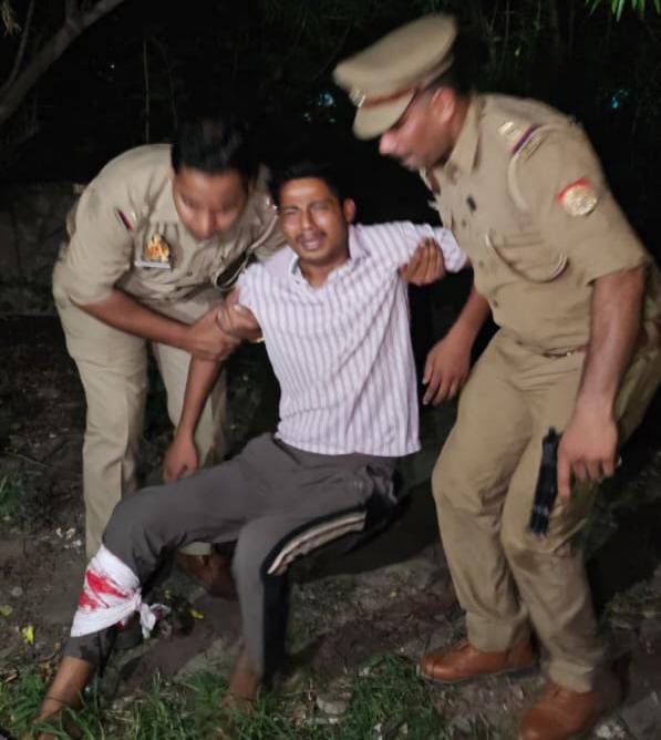 गाजियाबाद पुलिस ने मंगलवार को मुठभेड़ के बाद दो शातिर स्नैचरों को घायल अवस्था में गिरफ्तार किया है