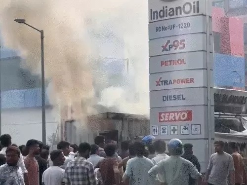 लखनऊ में धमाके के साथ रेस्टोरेंट में लगी आग पेट्रोल पंप में अवैध रूप से चल रहा था
