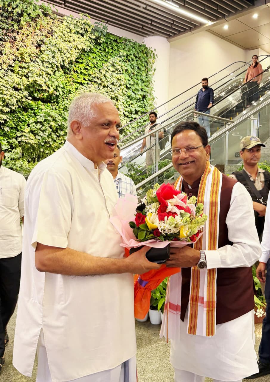 भाजपा के प्रदेश अध्यक्ष पंकज चौधरी ने शनिवार को लखनऊ एयरपोर्ट पर पार्टी के राष्ट्रीय महामंत्री बी.एल. संतोष का स्वागत किया