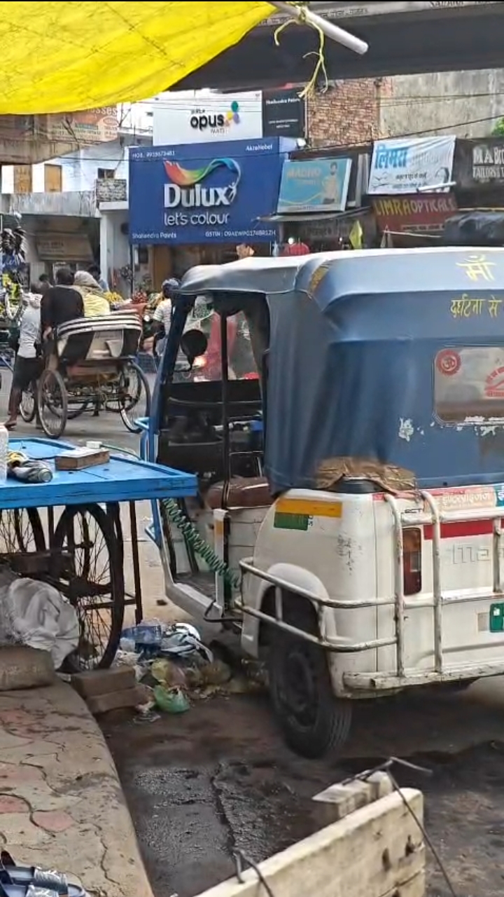 निशातगंज फ्लाईओवर के नीचे बीच चौराहे पर अवैध ई-रिक्शा चार्जिंग बड़े हादसे का खतरा