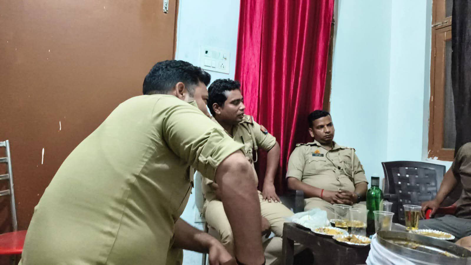 वर्दी में शराब पार्टी करना तीन पुलिसकर्मियों को पड़ा भारी तीनों को SP ने किया लाइन हाजिर