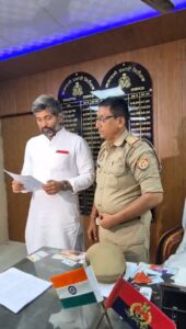 सपा प्रवक्ता मनोज काका हज़रतगंज थाने पहुंचे निशिकांत दुबे के खिलाफ एफआईआर की मांग