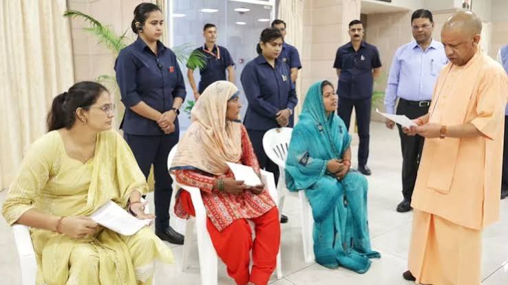 सीएम योगी ने किया 'जनता दर्शन' हर पीड़ित की समस्या सुन समाधान के लिए दिए निर्देश 6 WhatsApp Image 2026 07 14 at 20.05.32