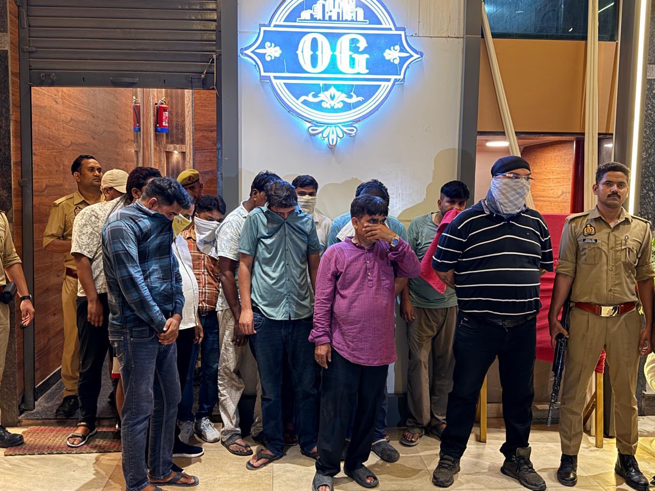 किदवई नगर स्थित होटल ओशियन ग्रैंड में छापेमारी कर जुआ खेलते हुए 13 अभियुक्तों को गिरफ्तार किया 9 WhatsApp Image 2026 07 16 at 07.31.49