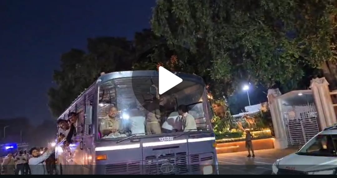सपा प्रमुख अखिलेश यादव की हिरासत के विरोध में विधानसभा के बाहर सपा का जोरदार प्रदर्शन 1 WhatsApp Image 2026 07 22 at 01.11.18