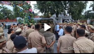 दिल्ली में सपा प्रमुख अखिलेश यादव को हिरासत में लिए जाने के बाद सपा कार्यकर्ताओं ने विरोध में गोंडा कलेक्ट्रेट गेट पर करीब दो घंटे तक प्रदर्शन और नारेबाजी किया
