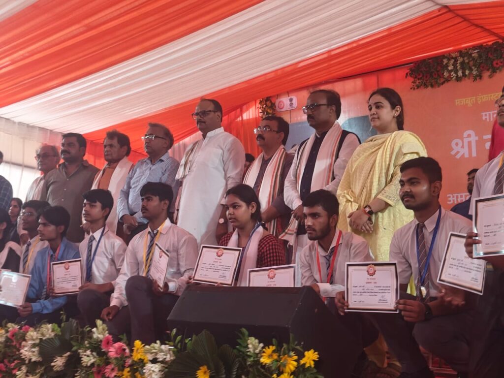 ऐशबाग जंक्शन सहित 75 पुनर्विकसित रेलवे स्टेशनों के उद्घाटन कार्यक्रम में अपर्णा यादव रहीं उपस्थित 3 b 1