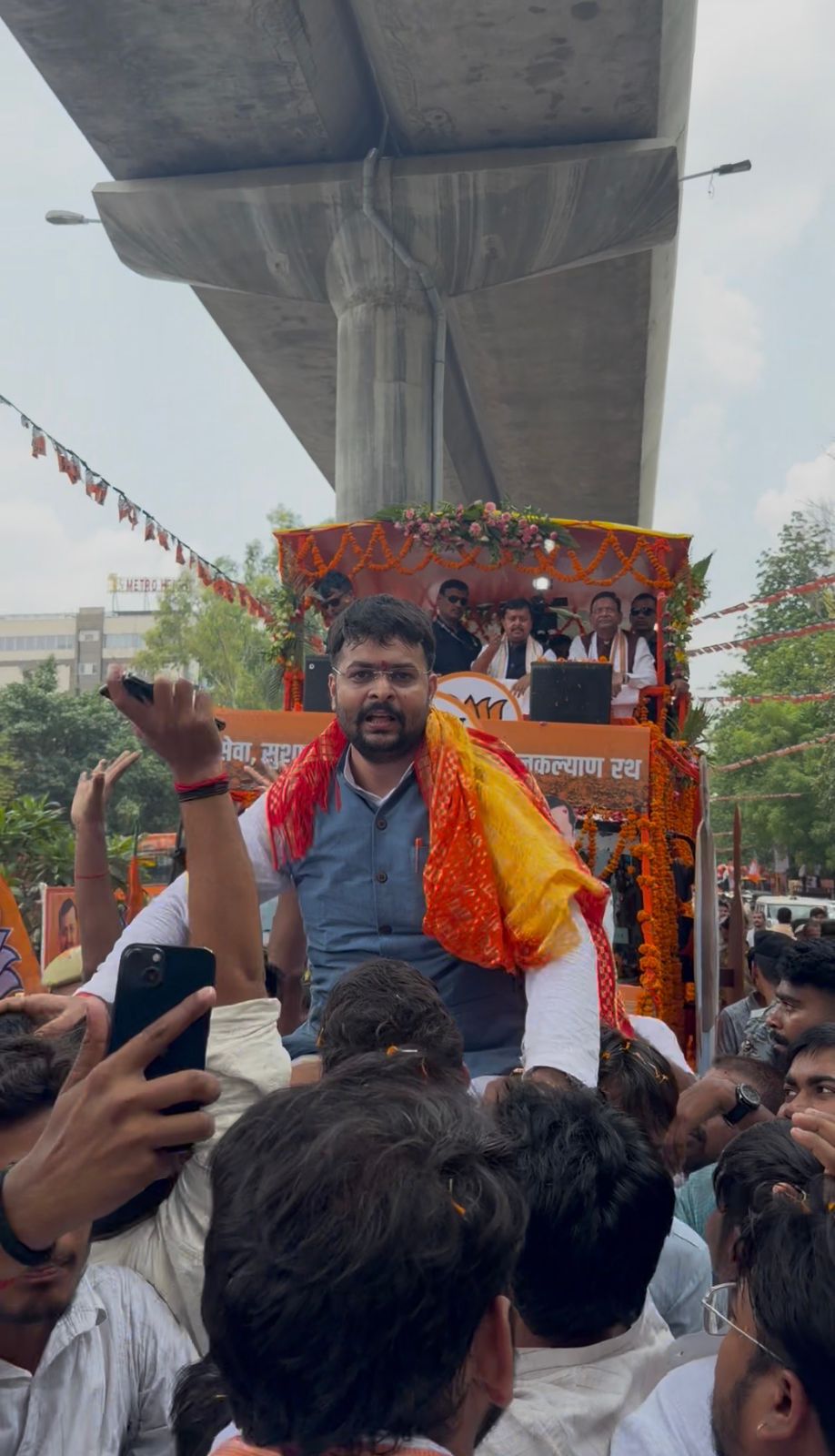 उ प्र भाजपा युवा मोर्चा के प्रदेश अध्यक्ष रोहित मिश्रा द्वारा राष्ट्रीय अध्यक्ष नितिन नवीन के लखनऊ आगमन पर जोरदार स्वागत किया