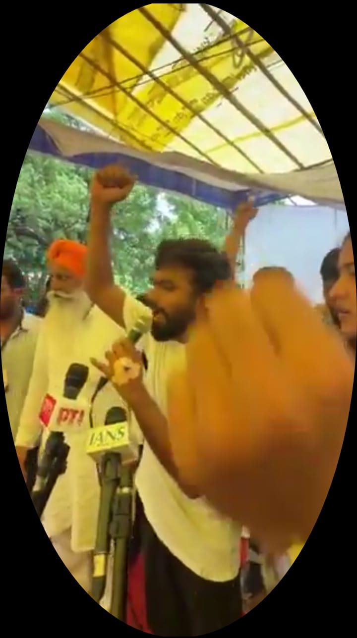 शिक्षा मंत्री धर्मेंद्र प्रधान के इस्तीफे की खबर जैसे ही जंतर-मंतर पर प्रदर्शन कर रहे युवाओं और छात्रों तक पहुंची वहां खुशी का माहौल छा गया 4 c 1