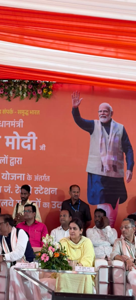 ऐशबाग जंक्शन सहित 75 पुनर्विकसित रेलवे स्टेशनों के उद्घाटन कार्यक्रम में अपर्णा यादव रहीं उपस्थित 3 c