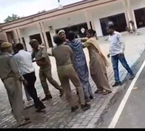 संतकबीरनगर कलेक्ट्रेट में  एक परिवार ने डीएम कार्यालय के सामने आत्मदाह की कोशिश की