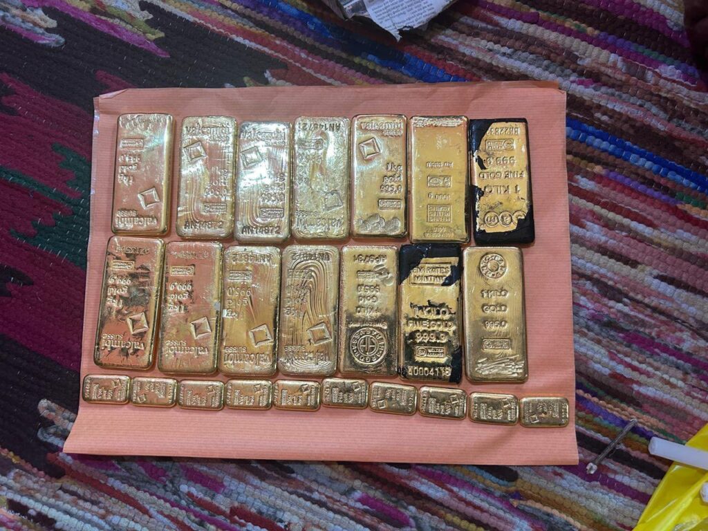 पश्चिम बंगाल पुलिस छापेमारी में पूर्व सरकारी बस चालक के घर से ₹28 करोड़ से ज्यादा कैश और 15 किलो सोना बरामद किया 2 lm