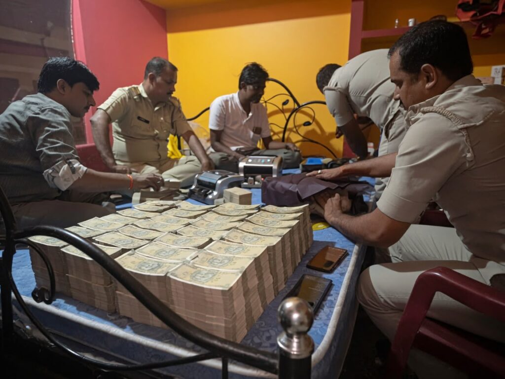 पश्चिम बंगाल पुलिस छापेमारी में पूर्व सरकारी बस चालक के घर से ₹28 करोड़ से ज्यादा कैश और 15 किलो सोना बरामद किया 3 muslim
