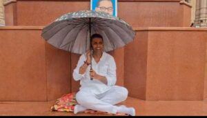 सपा विधायक सचिन यादव विधानसभा में चौधरी चरण सिंह की मूर्ति के नीचे धरने पर बैठे