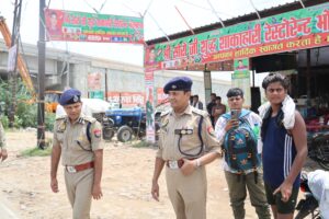 कांवड़ियों के बीच पहुंचे पुलिस उपमहानिरीक्षक