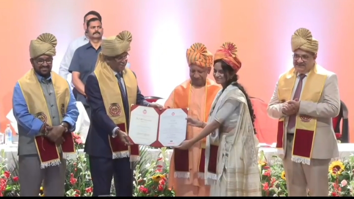 सीएम योगी ने 260 विद्यार्थियों और शोधार्थियों को मेडल देकर सम्मानित किया 6 WhatsApp Image 2026 10 17 at 14.23.01